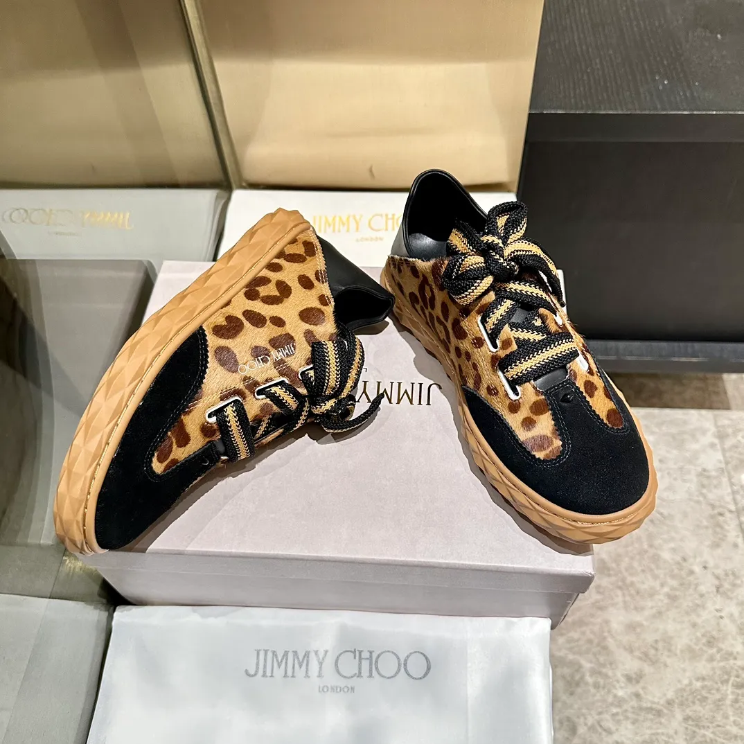 👟👟Ex-factory price 640👟👟 The new JIMMY CHOO, exclusively for sale, original large-soled casual white shoes, designed with the latest technology, strong three-dimensional effect👍The integration of multiple technologies, subverting fashion, super stylish! The combination is super beautiful. The original version is 1:1, versatile and trendy, both salty and sweet! New layout Size: 35-40